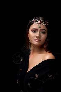 印度美丽的黑工作室背景东式珠宝画了一张女脸孔的肖像亚洲图片