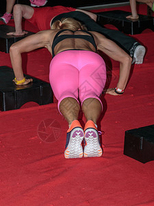 俱乐部参加粉红运动女孩穿衣用黑色步骤助推健身锻炼运动员房图片