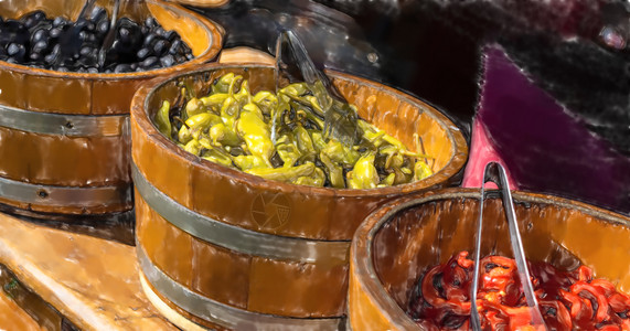 绿胡椒黑橄榄和大木瓶中切红辣椒在大木桶中切割红辣椒烹饪小吃切片图片