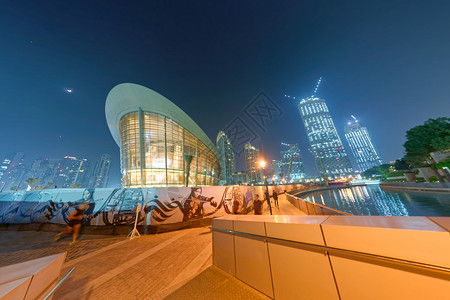 十二月建筑学跳舞阿联酋迪拜2016年2月4日迪拜哈利法塔附近的市中心建筑物夜景吸引了30万游客每年迪拜阿联酋2016日市中心建筑图片