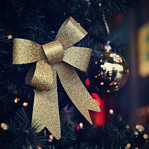 假期圣诞节树冬季和节假日的构想具有丰富多彩的圣诞装饰品模糊图片