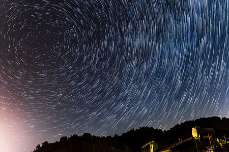 环绕极星的轨和塞浦路斯Kakopetria村Troodos山脉一栋房屋复制种回转图片