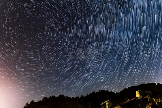 环绕极星的轨和塞浦路斯Kakopetria村Troodos山脉一栋房屋复制种回转图片