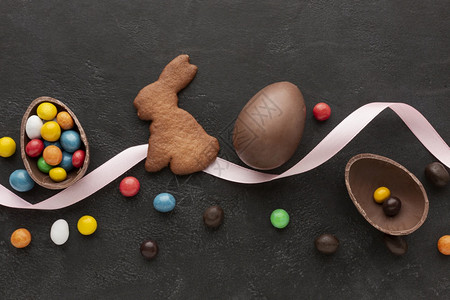 巧克力鸡蛋东面兔子配糖果的曲奇饼甜点艺术季节图片
