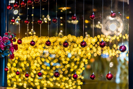 Merryxmas关闭彩色球团圣诞节贺礼照片包裹装饰在黄色彩灯光上摘述圣诞和新年的Bokoh背景装饰快乐的玩具星图片
