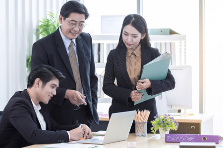 一群亚裔商业界人士在办公室开会和规划他们的项目并进行办公女专业的士背景图片