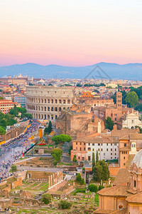 地标罗马市顶端天际与意大利的Colosseum和罗马论坛体育场夏天图片