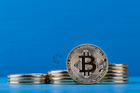 金子蓝色背景下的虚拟货币比特的增长桩和正面虚拟货币和业务的概念增长桩和虚拟货币比特的正面一种网络空间图片