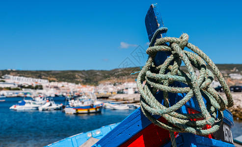 西辛布拉葡萄牙塞巴2018年月日在葡萄牙塞图巴尔辛布拉渔港的传统船称为Aiolas葡萄牙塞辛布拉码头的传统渔船风景优美老的图片