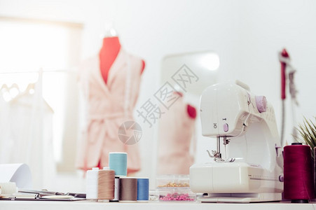 作坊新的服饰缝纫机关闭时装设计师展示室工作背景与新收集的粉糊贴纸女服装新集裁缝和纫概念现代室内制衣厂房图片