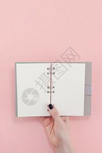 女手染黑美甲空笔记本贴在上千年粉红面纸背景拷贝上用于文字写博客的最小法概念模板MinimimalBrook概念模板写博客粉彩有创图片