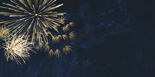 独立展示丰富多彩的新年背景横幅全在深蓝色夜天空纹理上闪亮的金火花灯光图像并复制文本空间图片