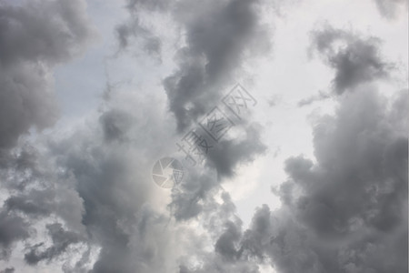 风景优美白色的灰悲剧云层有各种密度的混乱雷声天空图片