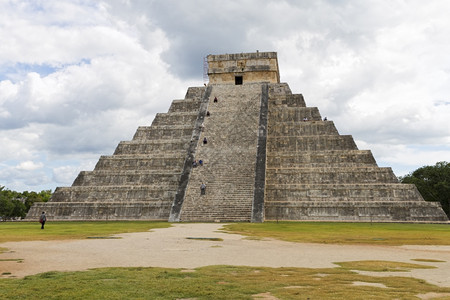遗产游客地标墨西哥尤卡坦半岛的ChichenItzaMaya废墟景象图片