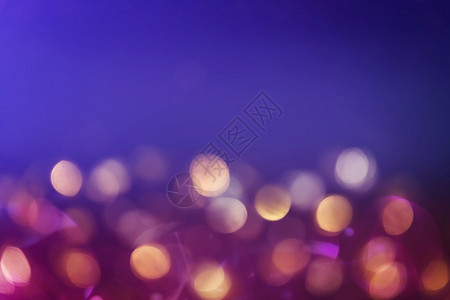 博克令人兴奋的紫色和蓝光闪亮年灯在节日和庆祝活动时不注重背景红色的图片