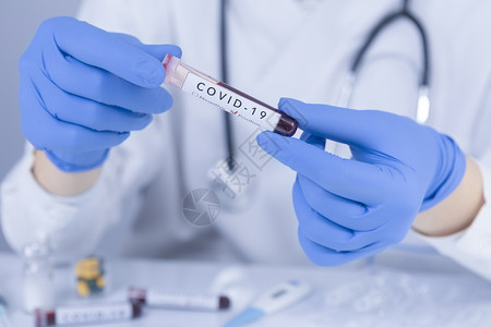 疾病带有防护手套的医生双分析COVID19Corona检验血液测试和研究概念新型冠状样本图片