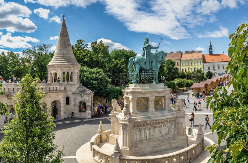 游览住宅晴天匈牙利布达佩斯1802圣三一广场在匈牙利布达佩斯的上城Buda在匈牙利布达佩斯的阳光明媚夏日清晨圣三一广场图片