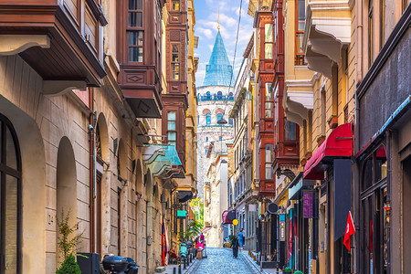 游客伊斯坦布尔的加拉塔从狭窄的街道上可以看到伊斯坦布尔的加拉塔从狭窄的街道上可以看到结构体文化图片