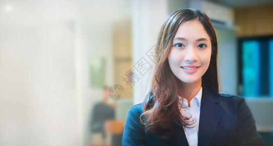 亚洲商业妇女为工作而微笑快乐的亚洲女商人在职的女孩图片