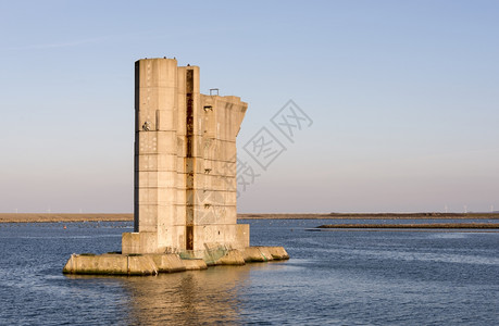 奥斯特舍尔德与荷兰三角洲工程公司用来保护高海平面群居的支柱类似这一来自荷兰湾博物馆NeeltjeJans风暴用过的图片