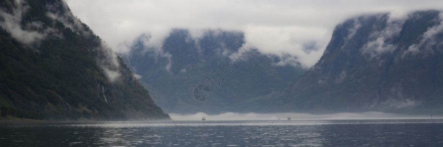 爬坡道农场联合国教科文组织纳罗伊峡湾和从水中看到的风景如画艾于兰峡湾撤销图片