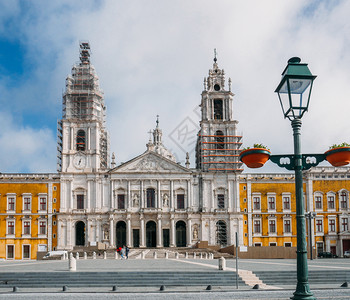 历史的皇家修道院和Mafrarsquos宫殿巴洛克和新古典主义宫殿修道院葡萄牙皇家修道院和国宫殿葡萄牙白天图片