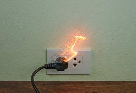 电路金属丝着火线插头座墙隔板电气短路故障导致电线烧毁抽烟图片