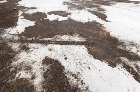 冰雪堆冷冻冬季积停车场放所发现留下的汽车痕迹图片