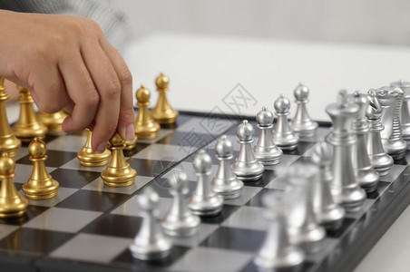 战斗棋盘胜利商业玩象棋游戏成功管理商业战略概念和术挑的实业游戏国际象棋游戏成功管理概念运动高清图片素材