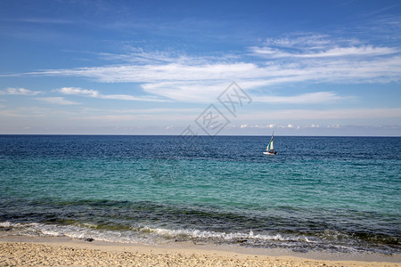 美丽沿着大西洋海岸航行的帆船古巴蓝色的图片