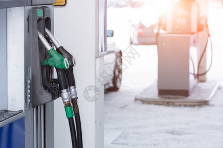 手气体汽油在冬季为加安装在车底模糊的箱子中用于加油的喷嘴用于加油的喷嘴图片