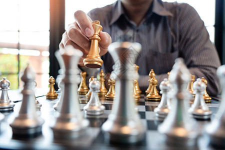 力量智挑战商人在象棋盘游戏中将王牌人物与决胜者相提并论战略管理或领导才能成功概念图片