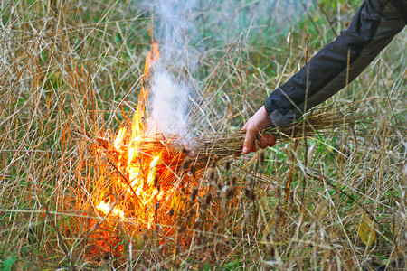 男人安全遗迹用干草点燃火高清图片