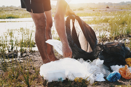 生态人手捡垃圾塑料在河公园打扫清洁老的活动家图片