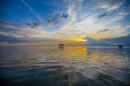 平静的天际线轮廓漂浮在泰国日落图片