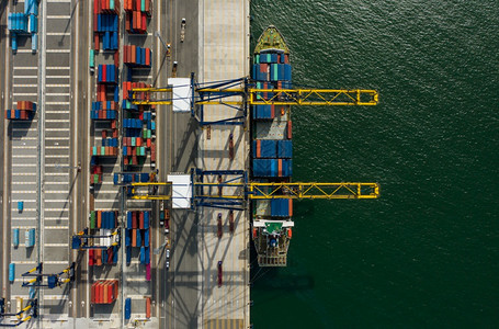 行业为了码头鸟瞰集装箱船到海港载集箱用于进出口或运输航业务物流贸易港口和海运货物到港口国际运输图片