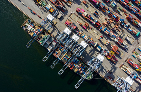 鸟瞰集装箱船到海港载集箱用于进出口或运输航业务物流贸易港口和海运货物到港口国际运输货天线行业图片