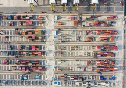 或者鸟瞰集装箱船到海港载集箱用于进出口或运输航业务物流贸易港口和海运货物到港口国际运输贮存货图片