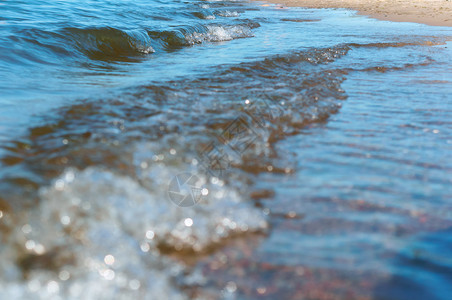 黎明地平线海景小浪波罗的上货船浪上风暴浪拍打岸边上货船力量图片