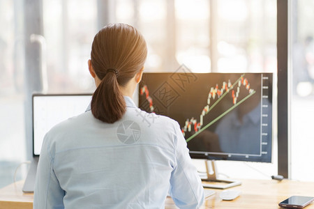 货币投资概念者在证券市场交易所上计算利润的投资者计算机钱图片