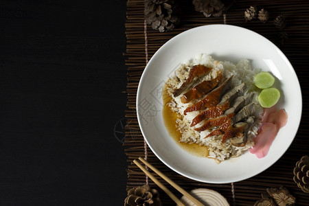 美味的木制大米烤鸭白盘和复制空间用筷子煎炒饭泰国街头食品工作室图片