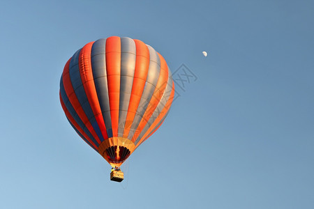 日落时有多彩热气球在飞行自然的色彩背景与天空娱乐观欧洲图片