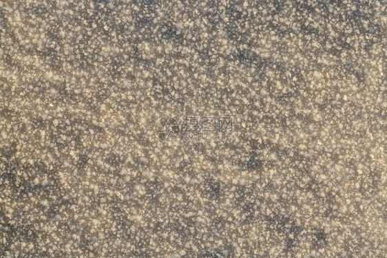 下雪的表面拍摄了从地表小深处形成的近身照片冬雪晶季节紫色的框架图片