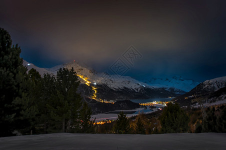 雪山夜景风光图片