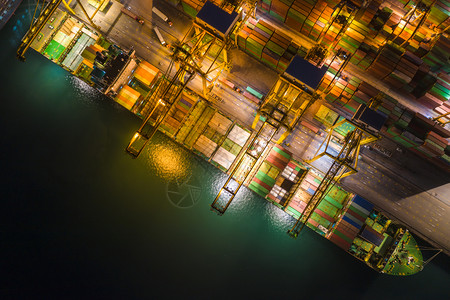 进口车泰国大型货集装箱船乘大型货集装箱船在泰国夜间照明时从无人驾驶飞机摄像头对望上方的无人驾驶摄影机多于图片
