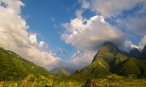 爬坡道阳光明媚的日落美丽山地绿青草原白云蓝天空晴朗的一喜悦绿色风景大山丘云彩峡谷全景观乡村绿草林化早晨背景图片