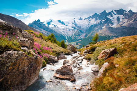 自然河瑞士阿尔卑斯山附近有溪流的美丽山景瑞士欧洲阿尔卑斯山附近有溪流的美丽山景夏天蓝美丽的图片