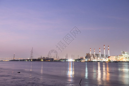 黄昏时沿河的电站在晚夜停期间安装发厂油制造业的图片