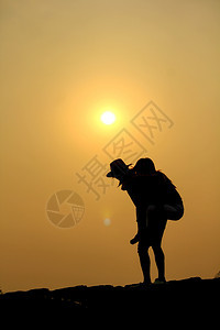 日落时男女在岩石上摇欲坠最佳常设运动图片