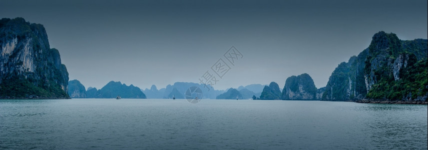 薄雾清晨风景青和旅游垃圾漂浮在南海河长湾越海东亚旅行背景三幅图象全的石灰岩之间海滩下龙图片
